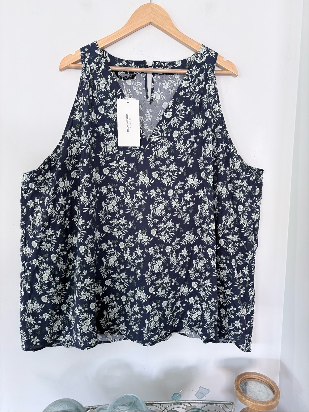 NWT BloomChic Blue Ditsy Floral V~Neck Keyhole Back Halter Top Size 26 Rayon